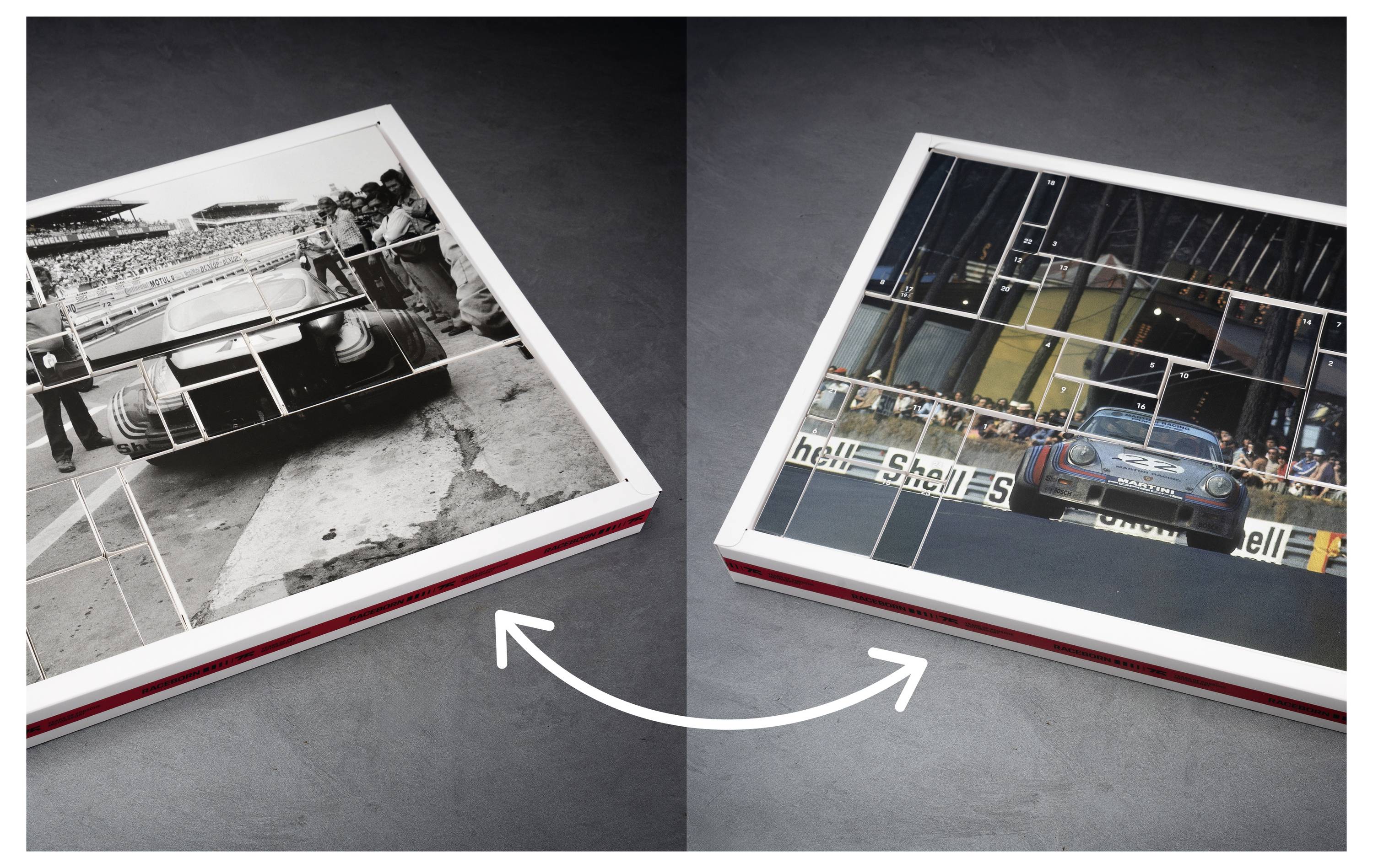 Zwei aufgeschlagene Fotobücher, die durch einen gebogenen Pfeil verbunden sind und einen Vorher-Nachher-Vergleich oder eine Gegenüberstellung zwischen einer Schwarzweiß-Rennszene und einer farbigen Rennszene suggerieren.