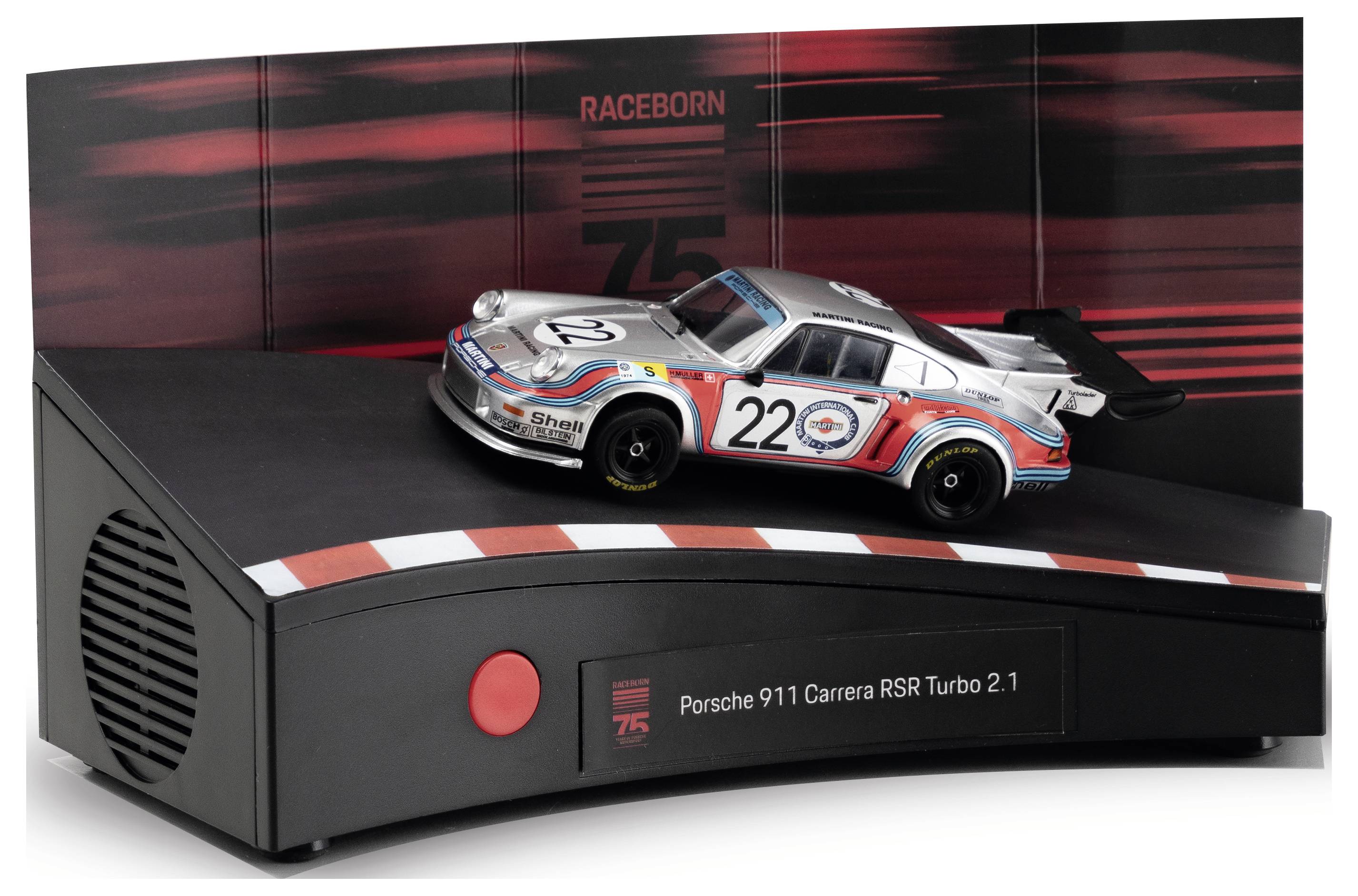 Silberner Porsche 911 Carrera RSR Turbo 2.1 Modellauto auf schwarzer Displaybasis mit der Beschriftung „Porsche 911 Carrera RSR Turbo 2.1" und „RACEBORN 75" Hintergrund.