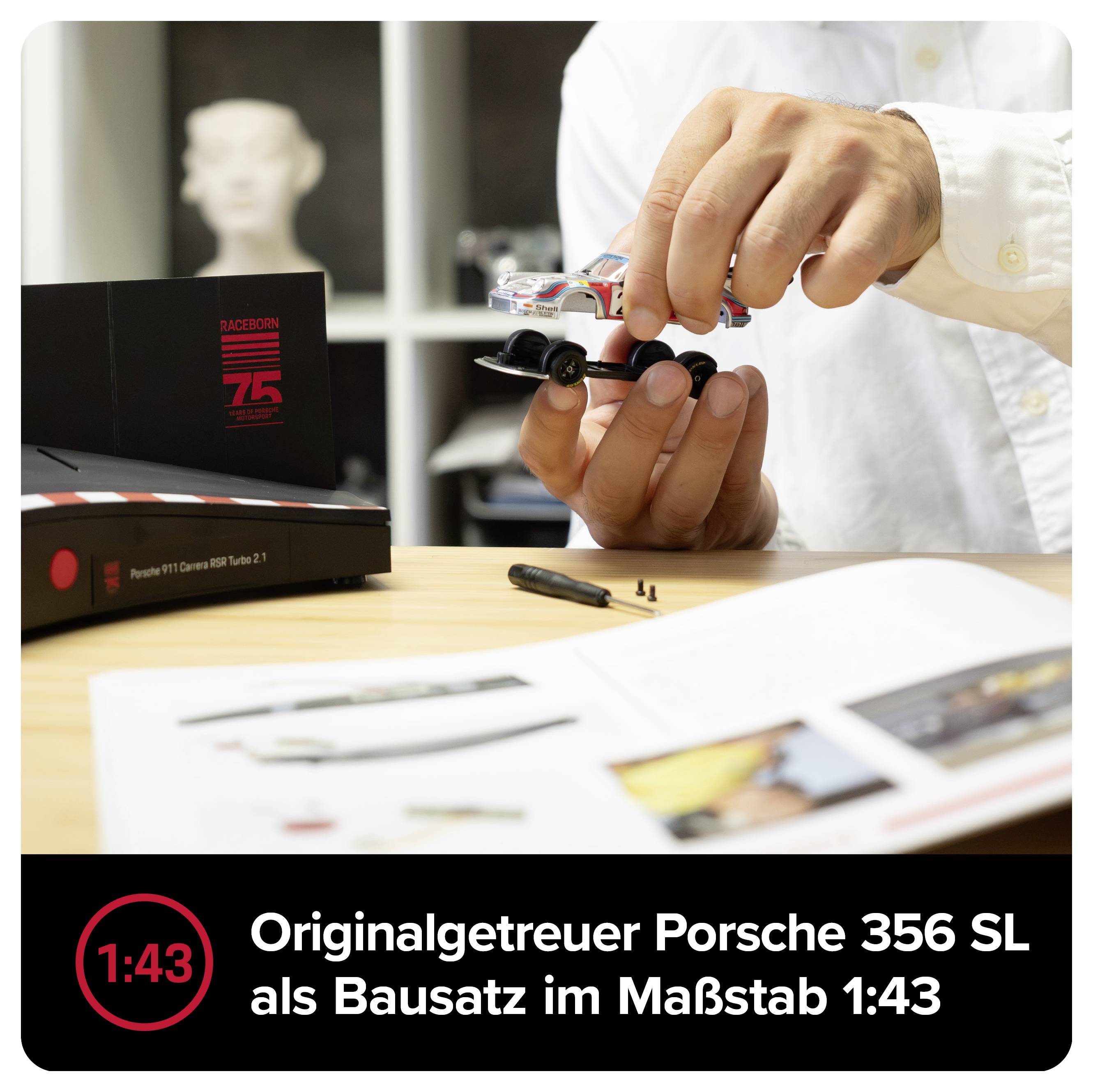 Person baut ein Porsche-356-SL-Modell im Maßstab 1:43 zusammen; auf der Verpackung steht 'Originalgetreuer Porsche 356 SL als Bausatz im Maßstab 1:43'.