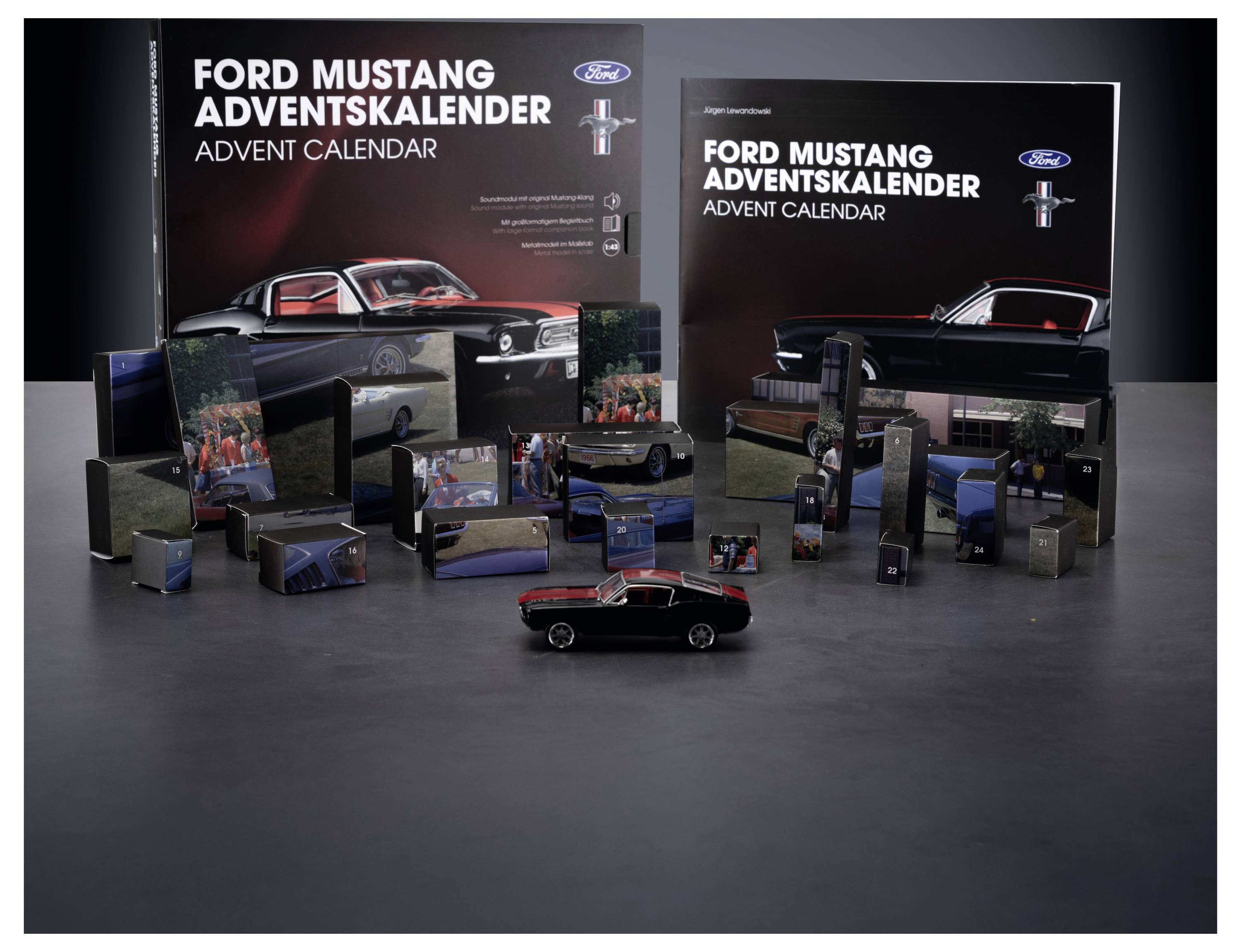 Zwei Ford Mustang Adventskalender, präsentiert mit Miniaturboxen und einem Mustang-Modellauto auf dunklem Studiohintergrund.
