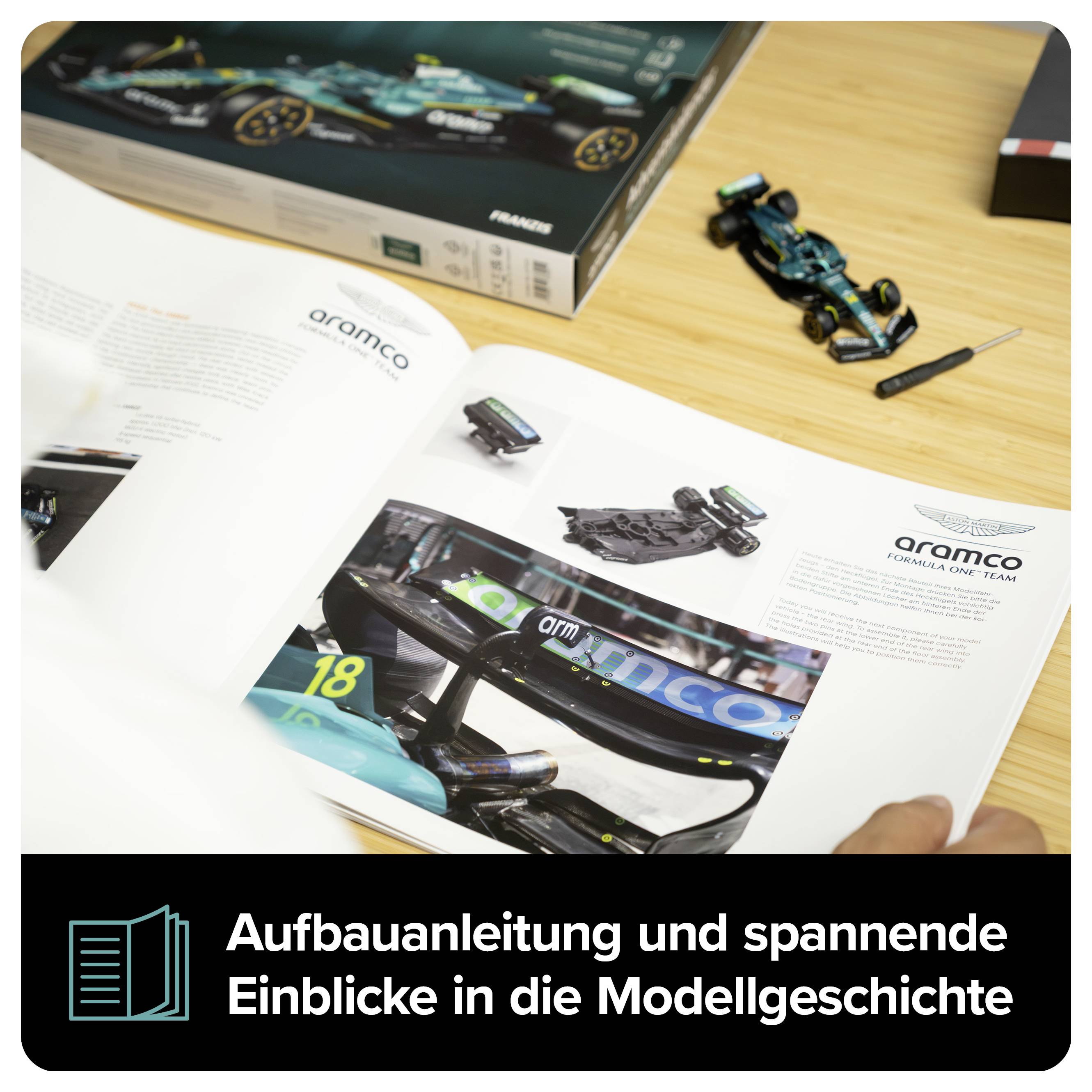 Buchseite mit 'Aufbauanleitung und spannende Einblicke in die Modellgeschichte' zu einem Aramco-Formel-1-Modellauto auf einem Tisch.
