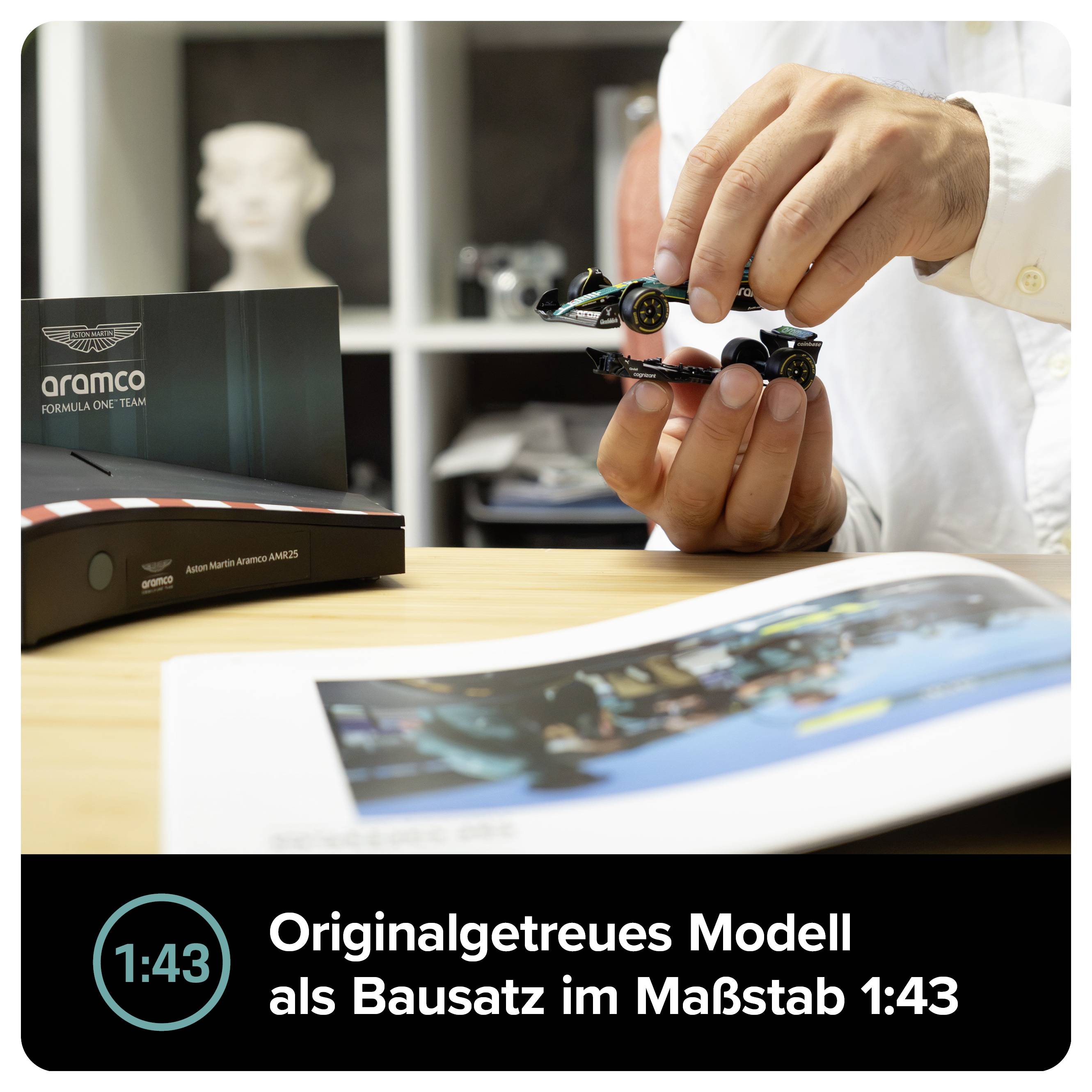 Person baut ein Formel-1-Modell im Maßstab 1:43 zusammen; Verpackung 'aramco Formula One Team' liegt daneben, unten steht 'Originalgetreues Modell als Bausatz im Maßstab 1:43'.<br>