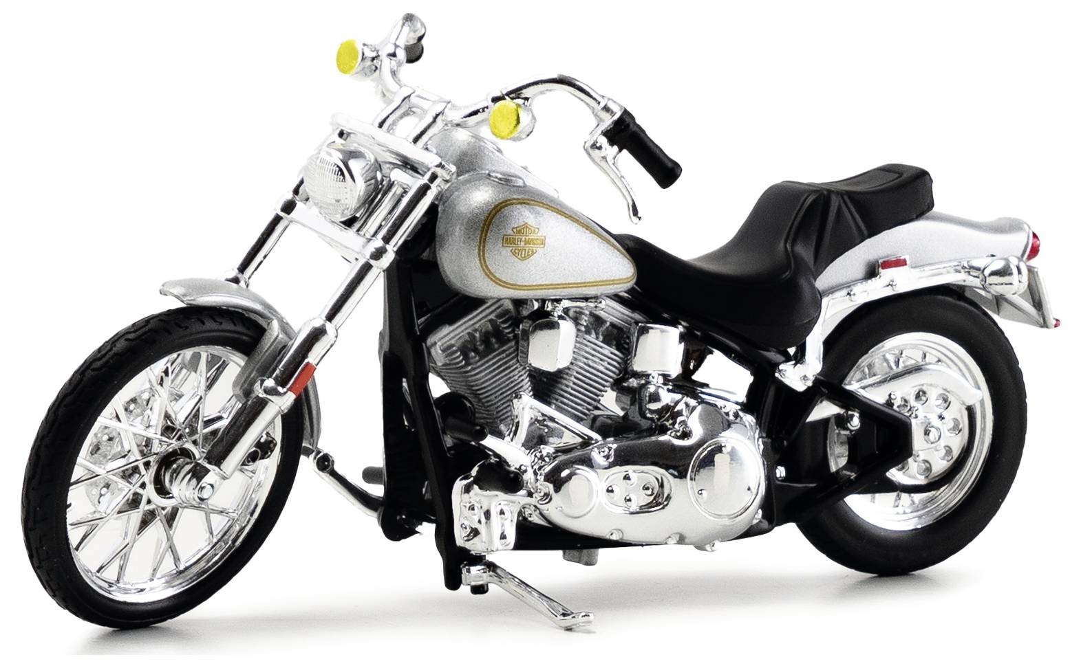 Chrom-Cruiser-Motorrad mit niedrigem Sitz, verlängerter Vordergabel und schwarzem Sattel auf weißem Hintergrund.