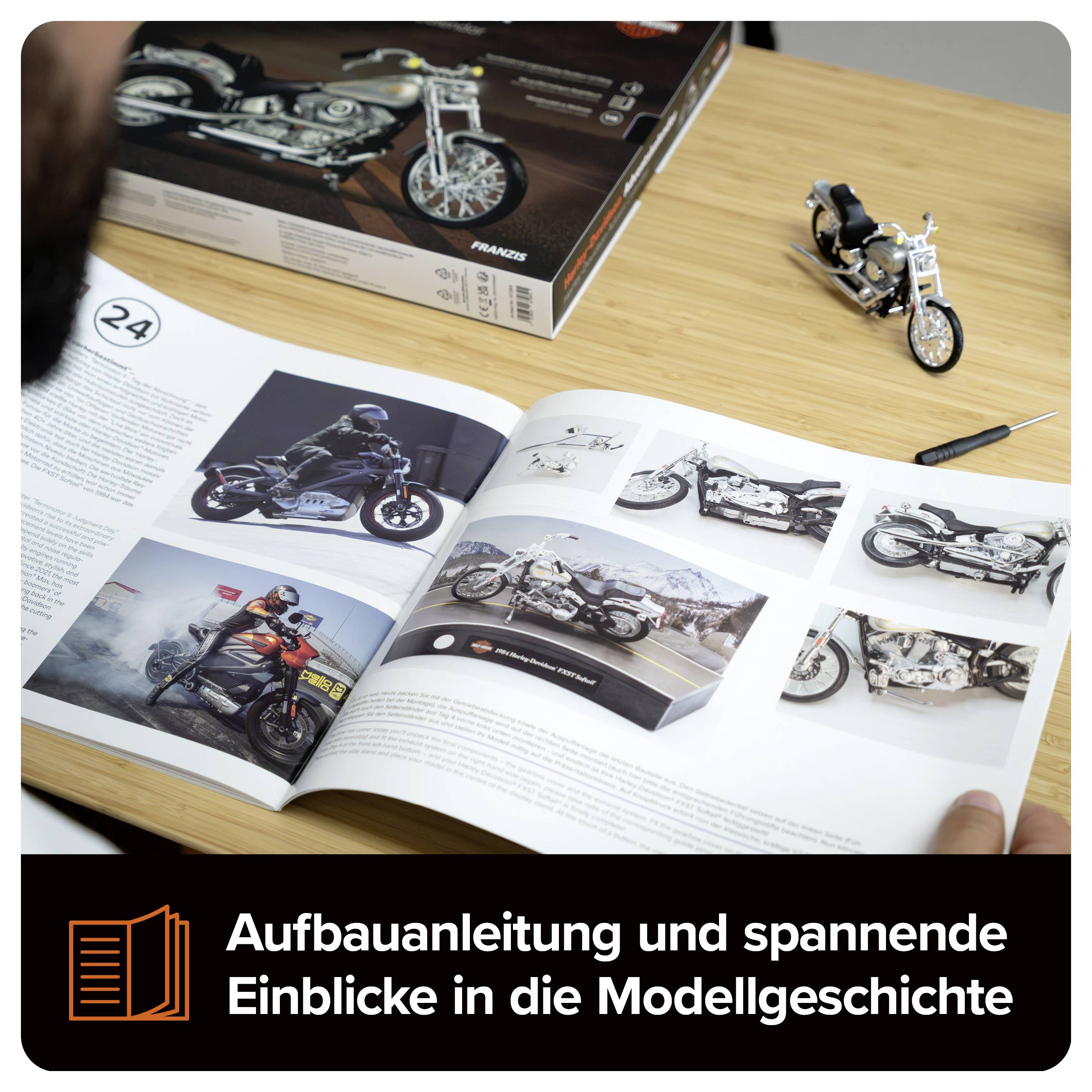 Geöffnete Motorrad-Modellanleitung mit Fotos, daneben Modellbausatz und kleines Motorradmodell; Text: 'Aufbauanleitung und spannende Einblicke in die Modellgeschichte'.