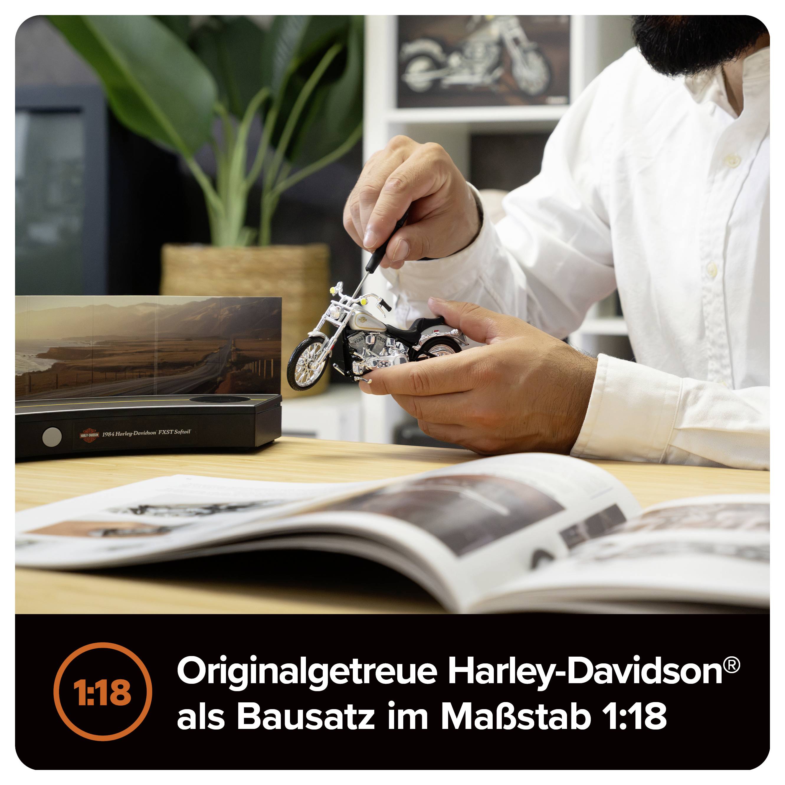 Person baut ein 1:18 Harley-Davidson-Motorradmodell zusammen; unten steht 'Originalgetreue Harley-Davidson als Bausatz im Maßstab 1:18'.