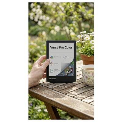 Hand, die einen PocketBook-E-Reader auf einem Gartentisch hält; der Bildschirm zeigt „Verse Pro Color" mit einer Produktpromo, neben Gänseblümchen und einer Teetasse.