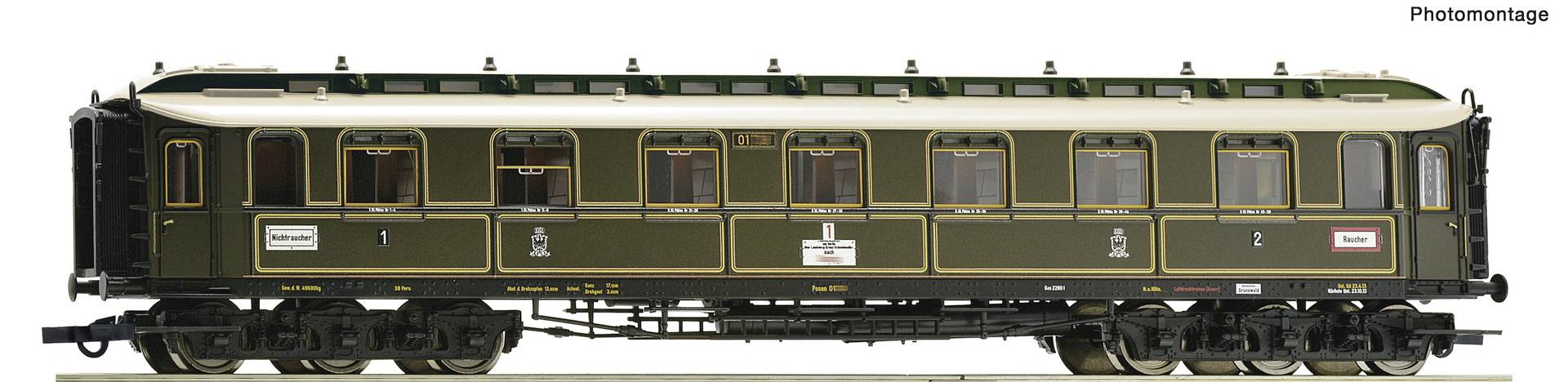 Seitenansicht eines dunkelgrünen Vintage-Eisenbahnwagens mit goldener Verzierung und der Nummer 1, dargestellt als Fotomontage auf weißem Hintergrund.