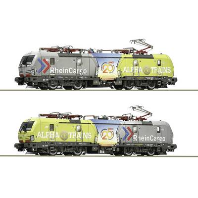 Zwei Seitenansicht-Bilder derselben elektrischen Güterlok in unterschiedlichen Lackierungen: eine mit den Bezeichnungen „RheinCargo" und „ALPHA TRAINS" mit einer „20"-Jubiläumsgrafik, die andere eine gespiegelte Version.