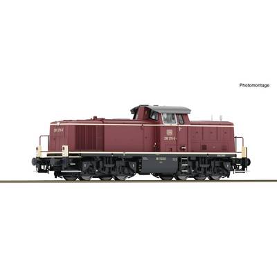 Seitenansicht einer kastanienbraunen Diesellokomotive auf weißem Hintergrund, mit der Bezeichnung „Fotomontage" oben rechts.