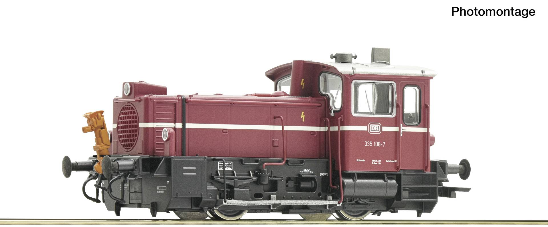 Seitenansicht einer kastanienbrauen Diesellokomotive mit schwarzem Fahrwerk und weißer Nummerierung, gezeigt auf weißem Hintergrund in einer Fotomontage.