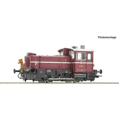 Seitenansicht einer kastanienbrauen Diesellokomotive mit schwarzem Fahrwerk und weißer Nummerierung, gezeigt auf weißem Hintergrund in einer Fotomontage.