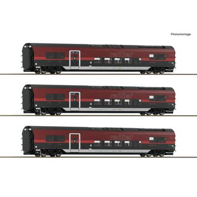 Fotomontage von drei Güterwagen in Seitenansicht in roter, schwarzer und grauer Lackierung, jeweils mit einer zentralen Tür und „railjet"-Beschriftung.