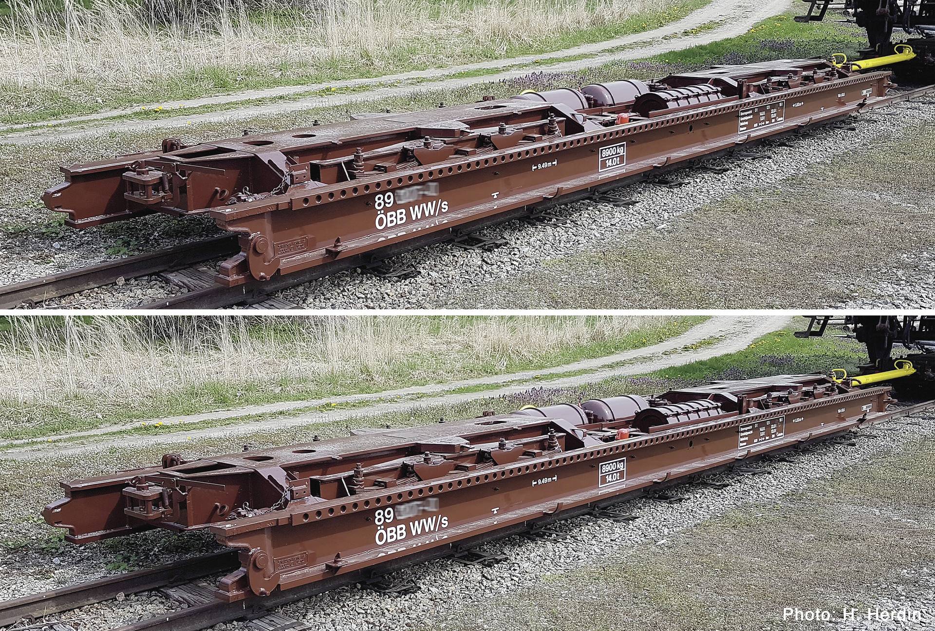 Zwei Seitenansicht-Fotos eines rostfarbenen Flachwagens mit der Beschriftung „89 OBB WW/s" auf Gleisen neben Gras, die den gleichen Eisenbahnwagen aus leicht unterschiedlichen Winkeln zeigen.