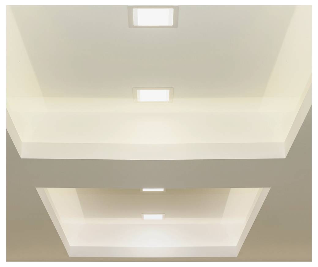 Moderne Decke mit eingelassener gestufter Kassettenform und drei rechteckigen Leuchten.
