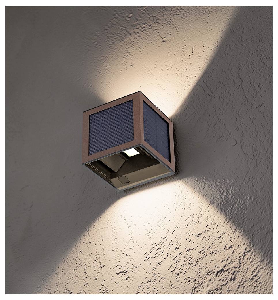 An der Wand montierte Außenleuchte, die einen hellen, nach unten gerichteten dreieckigen Lichtkegel auf eine strukturierte Stuccooberfläche wirft.