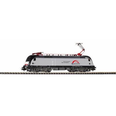 Seitenansicht einer schwarzen und grauen Güterlok mit der Bezeichnung „The European Rail Company" und „TXLOGISTIK" auf Schienen.