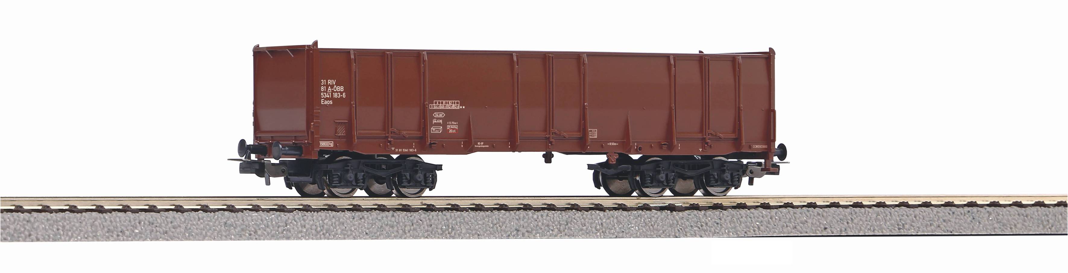 Seitenansicht eines roten Güterwagens auf Eisenbahnschienen vor weißem Hintergrund.