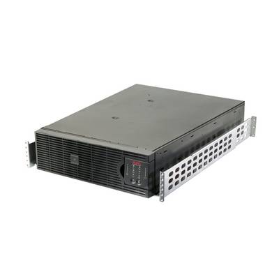 Rack-montiertes APC-Stromausfallschutzgerät mit frontaler Belüftungsgitter und seitlichen Montageklammern auf weißem Hintergrund