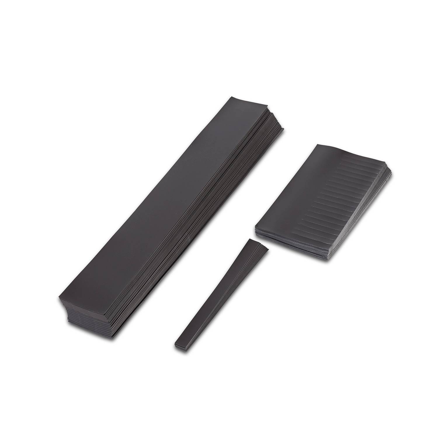 Schwarze Kunststoffbinder oder Kabelbinder in drei Größen auf weißem Hintergrund.