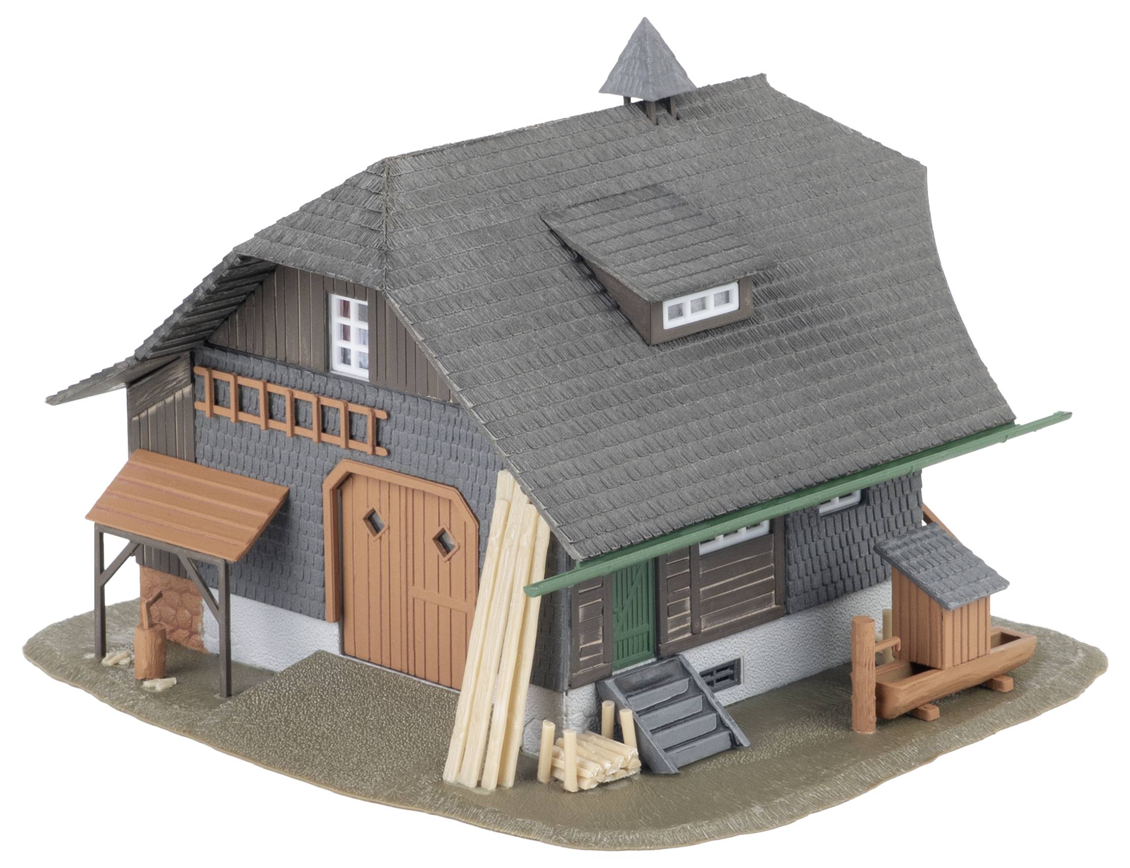 Modell eines rustikalen Scheunenstilhauses mit steilem grauem Dach, orangefarbenen Türen, Veranda und kleinen Holzdetails auf weißem Hintergrund.