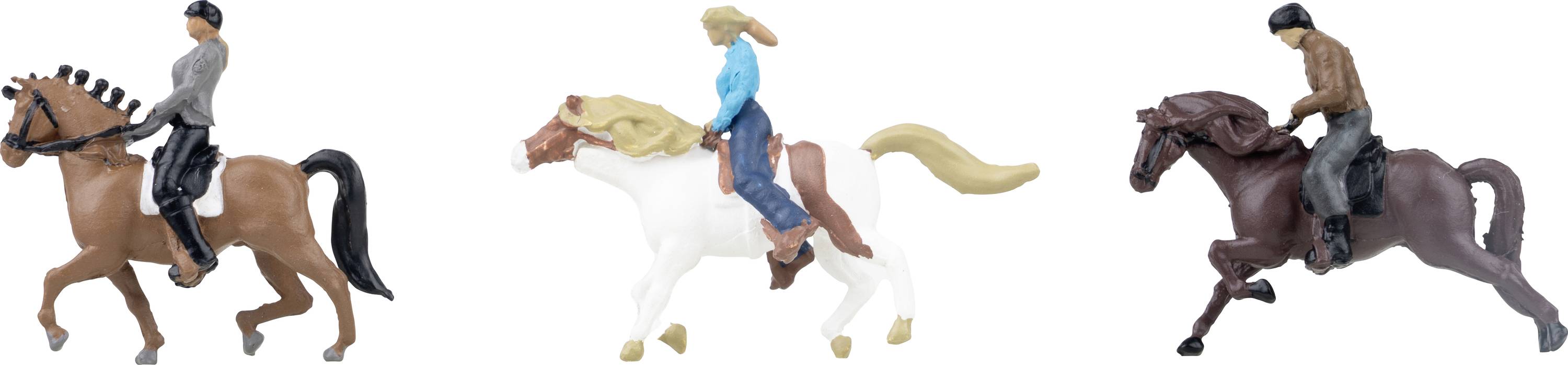 Drei Reiter zu Pferd, in Seitenansicht dargestellt: ein Reiter auf einem braunen Pferd, ein cowboyähnlicher Reiter auf einem weißen Pferd und ein Reiter auf einem dunklen Pferd.