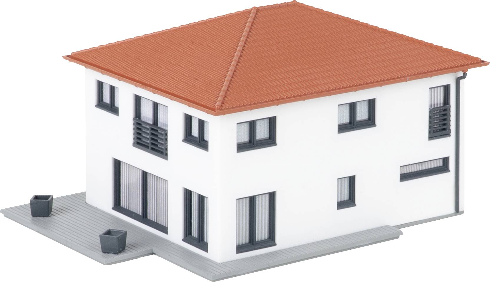 Zweistöckiges weißes Hausmodell mit orangefarbenem Dach, grauem Sockel und kleinem Terrassenbereich