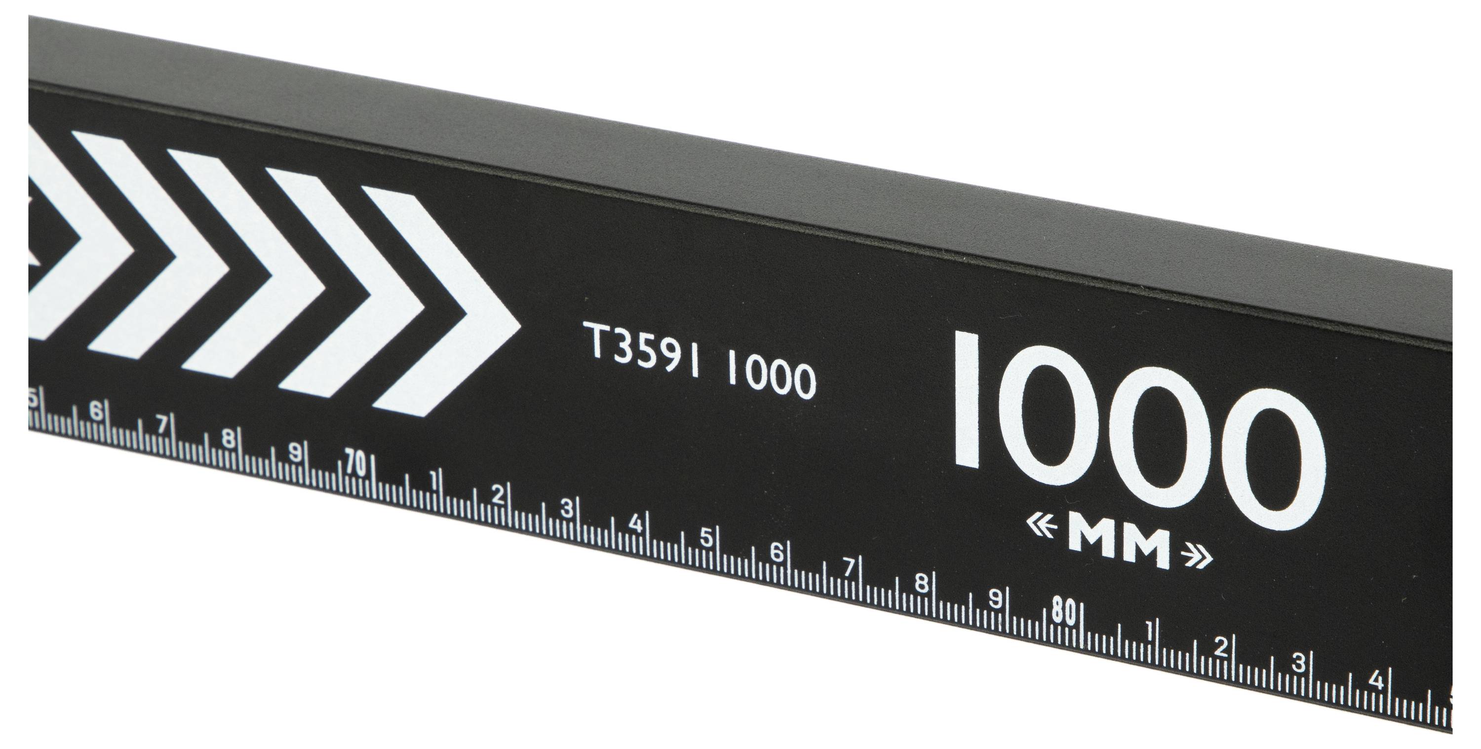 Schwarzes linealartiges Zeichen mit weißen Chevrons, Text „T3591 1000" und großer Beschriftung „1000 MM", die eine 1000-Millimeter-Messskala kennzeichnet.