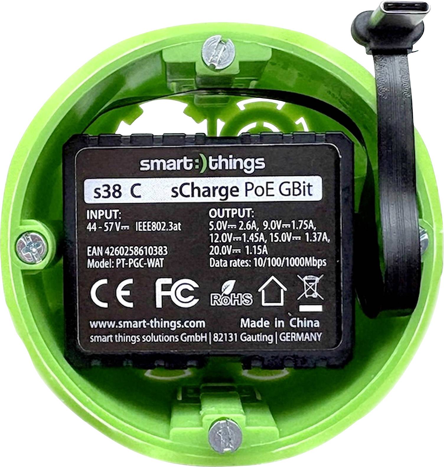 Nahaufnahme eines Smart Things sCharge PoE GBit Netzwerk-Stromadapters, der in einer grünen runden Elektrobox montiert ist und sein Produktetikett und Kabel zeigt.