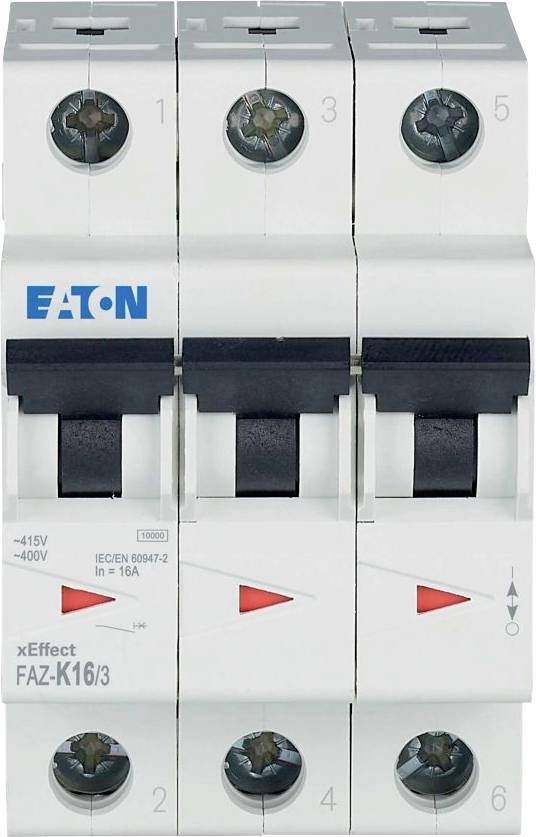 Foto eines weißen Eaton xEffect FAZ-K16/3 dreipoliges Leitungsschutzschalter mit sechs Anschlussschrauben und schwarzen Kippschalter-Hebeln.