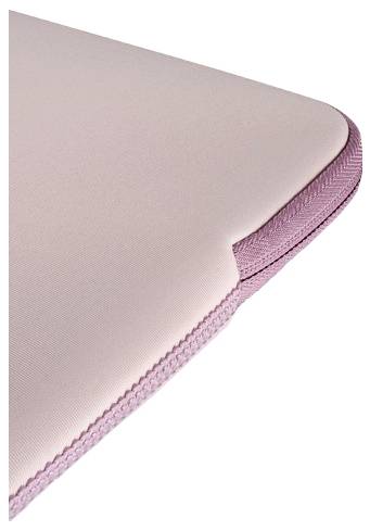 Nahaufnahme einer rosa gepolsterten Matte oder eines Kofferstecks mit gesäumter, abgerundeter Kante auf weißem Hintergrund.