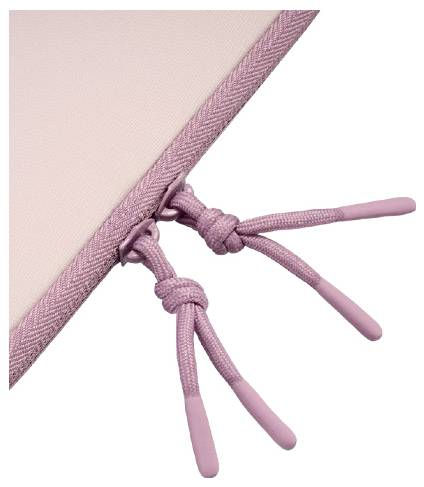 Nahaufnahme einer rosa Stoffkante mit mehreren Schnurverschlussschleifen und Knoten auf weißem Hintergrund.
