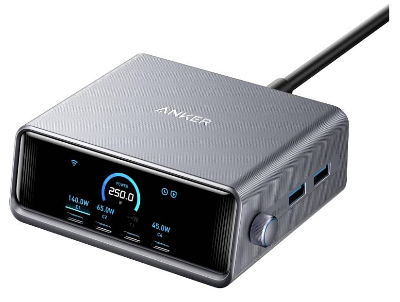 Anker Desktop-Ladehub mit digitaler Anzeige, die 250W Gesamtleistung anzeigt, und mehreren USB-Anschlüssen, verbunden durch ein Kabel.