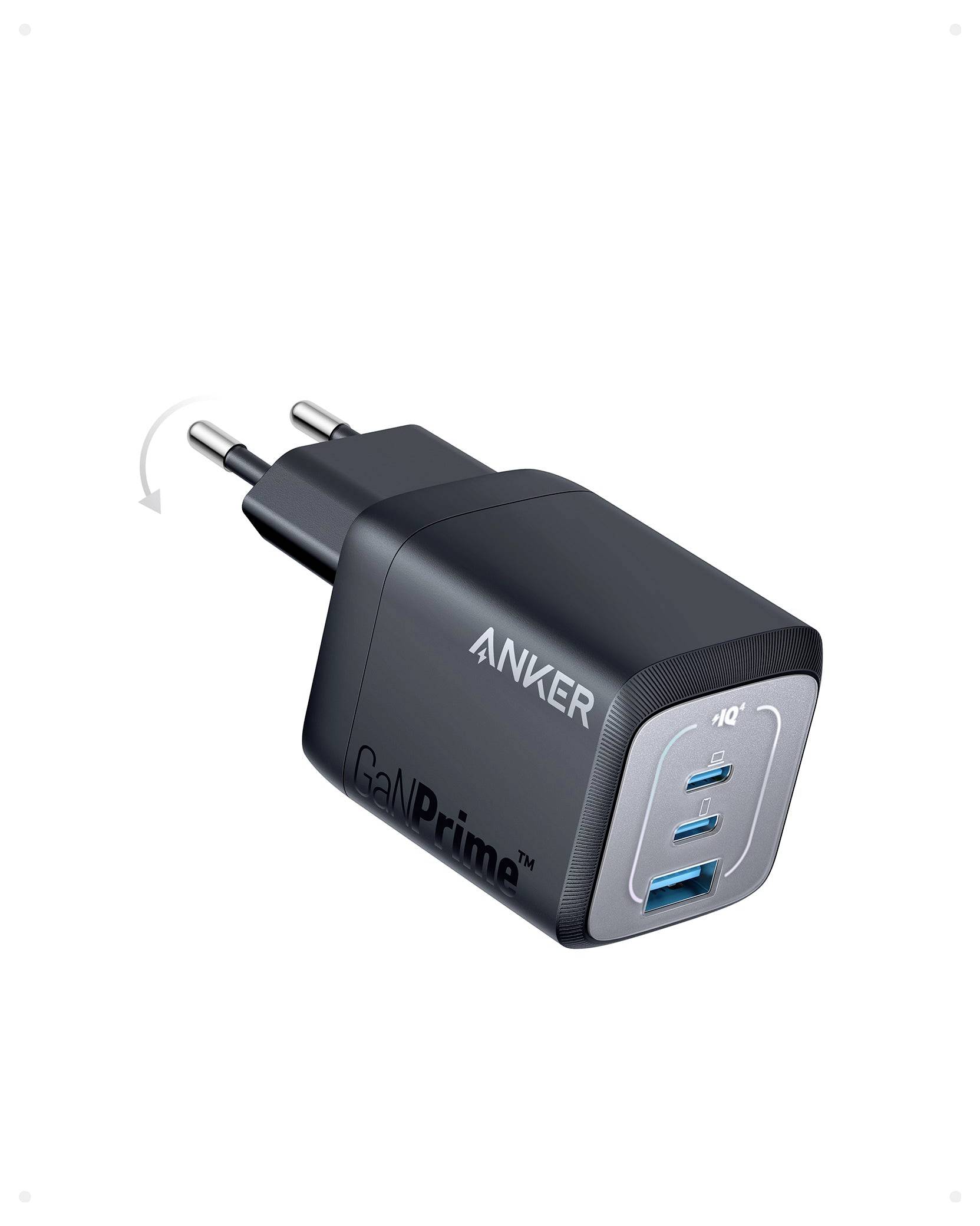 Anker NanoPrime-Wandladegerät mit klappbarem europäischem Stecker und drei USB-Anschlüssen, schräg auf weißem Hintergrund abgebildet.