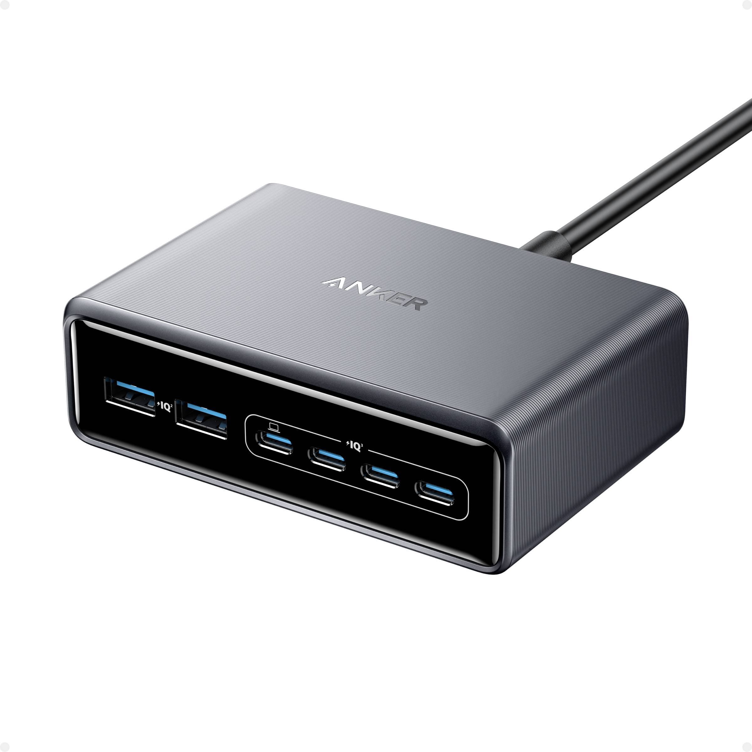 Anker USB-C-Ladehub mit mehreren vorderen Anschlüssen, einschließlich USB-A und USB-C, abgebildet mit einem angeschlossenen Kabel auf weißem Hintergrund.