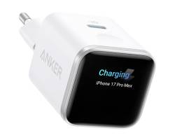 Weißes Anker-Wandladegerät mit digitalem Frontdisplay, das „Wird geladen" und „iPhone 17 Pro Max" anzeigt.