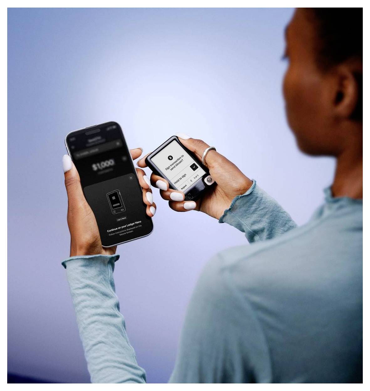 Person, die zwei Smartphones hält, auf denen Zahlungsapp-Bildschirme angezeigt werden, eines mit einem Kontostand von 1.000 Dollar und das andere mit einem QR-Code oder einer Überweisungsanfrage.
