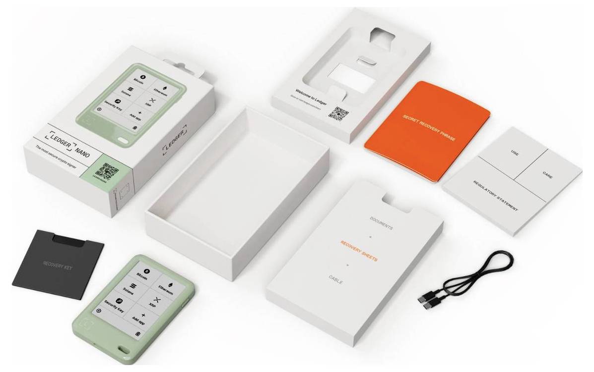 Minimales Verpackungsmockup mit Markendesign, bestehend aus einer Smartphone-Hülle, einer leeren Box, Anleitungskarten, einem orangefarbenen Einsatz, einem schwarzen Beutel und einem USB-Kabel auf weißem Hintergrund.