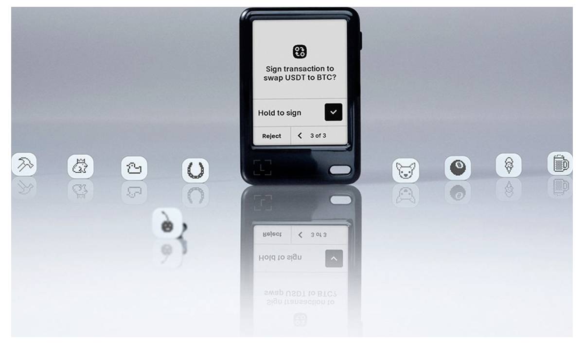 Der Bildschirm der Hardware-Wallet fragt „Transaktion signieren, um USDT gegen BTC zu tauschen?" mit den Optionen zum Halten zum Signieren oder Ablehnen.