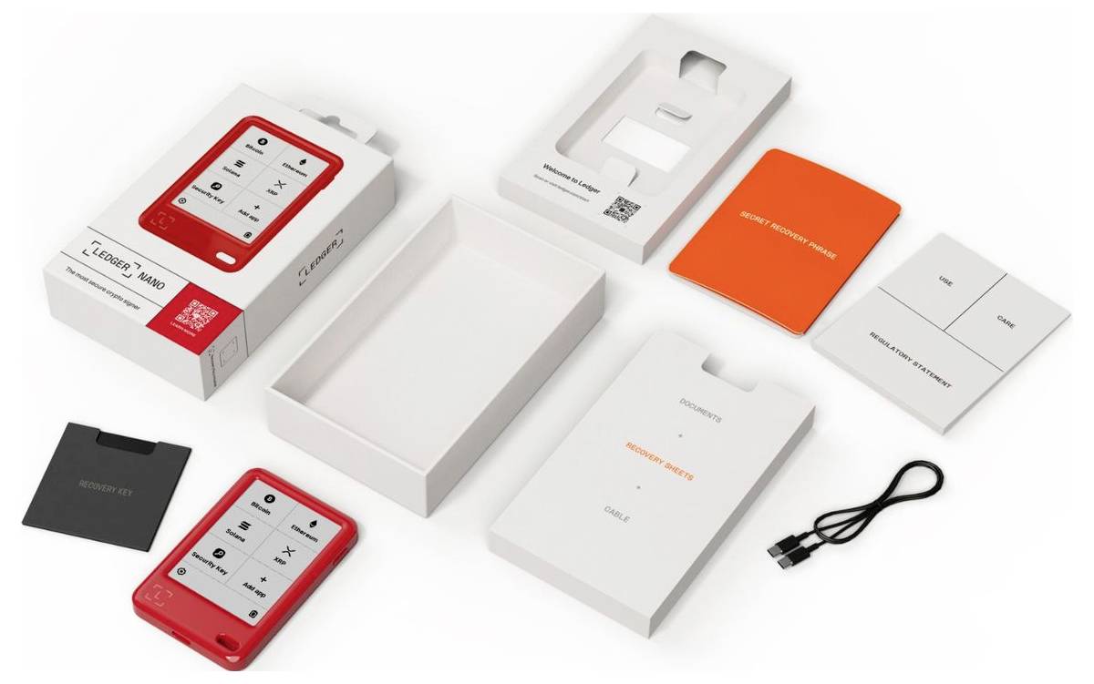 Produktverpackungsset mit einem roten elektronischen Gerät, weißen Kartons, Karten, einer schwarzen Tasche und einem USB-Kabel auf weißem Hintergrund angeordnet.