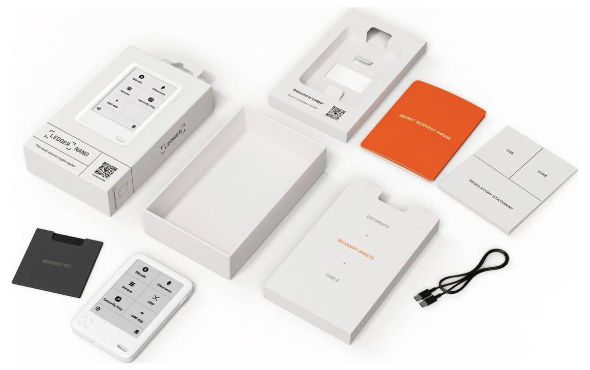 Produktverpackungs-Mockup mit einer Telefon-App oder einem Geräteset mit Boxen, Anleitung-Karten, einer kleinen schwarzen Zubehörtasche und einem USB-Kabel auf weißem Hintergrund angeordnet.