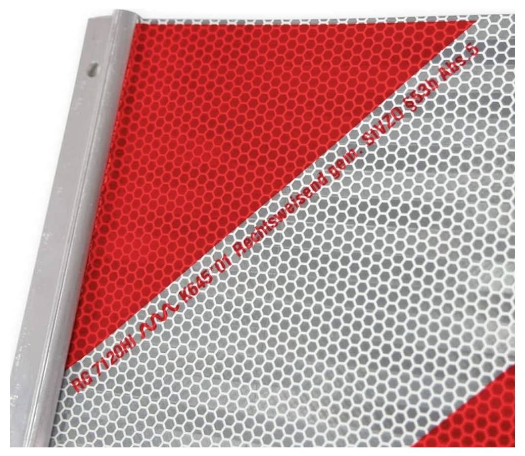 Nahaufnahme eines rot- und silbernen wabenförmigen Reflektivpanels mit diagonal gedrucktem Text entlang des mittleren Streifens.