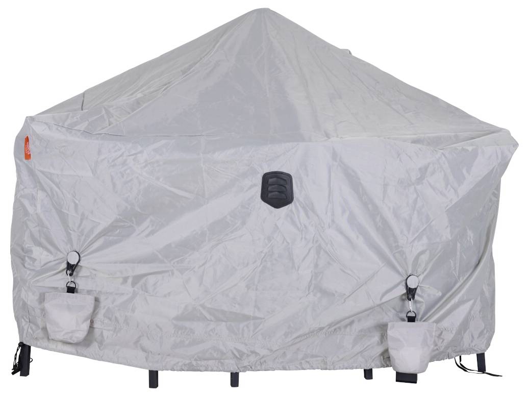 Weiße runde Terrassenmöbelabdeckung mit spitzem Dach, vorderen Zugschnurlüftungsöffnungen und Riemen, die sie um Gartenmöbel sichern.