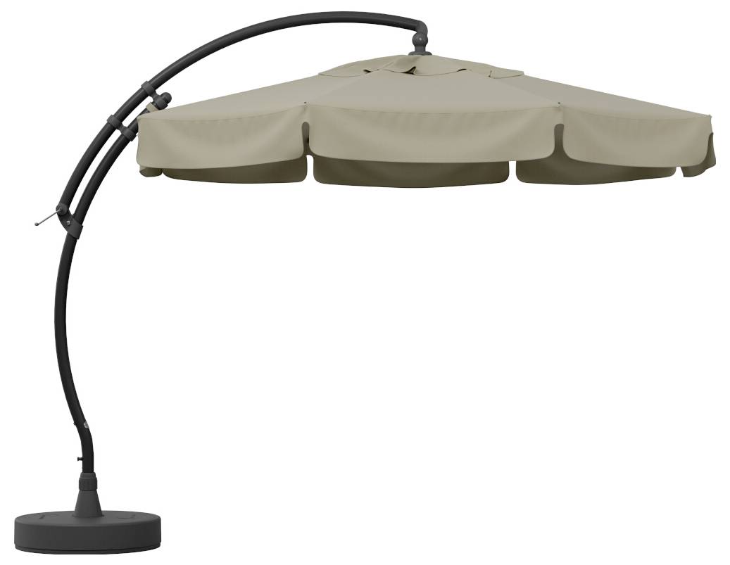 Beige Kragarm-Sonnenschirm mit dunklem gebogenem Ständer und rundem Sockel auf weißem Hintergrund.