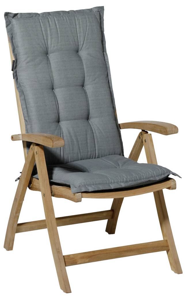 Gepolsterter grauer Outdoor-Liegestuhl mit Holzrahmen und Armlehnen, gezeigt auf weißem Hintergrund.