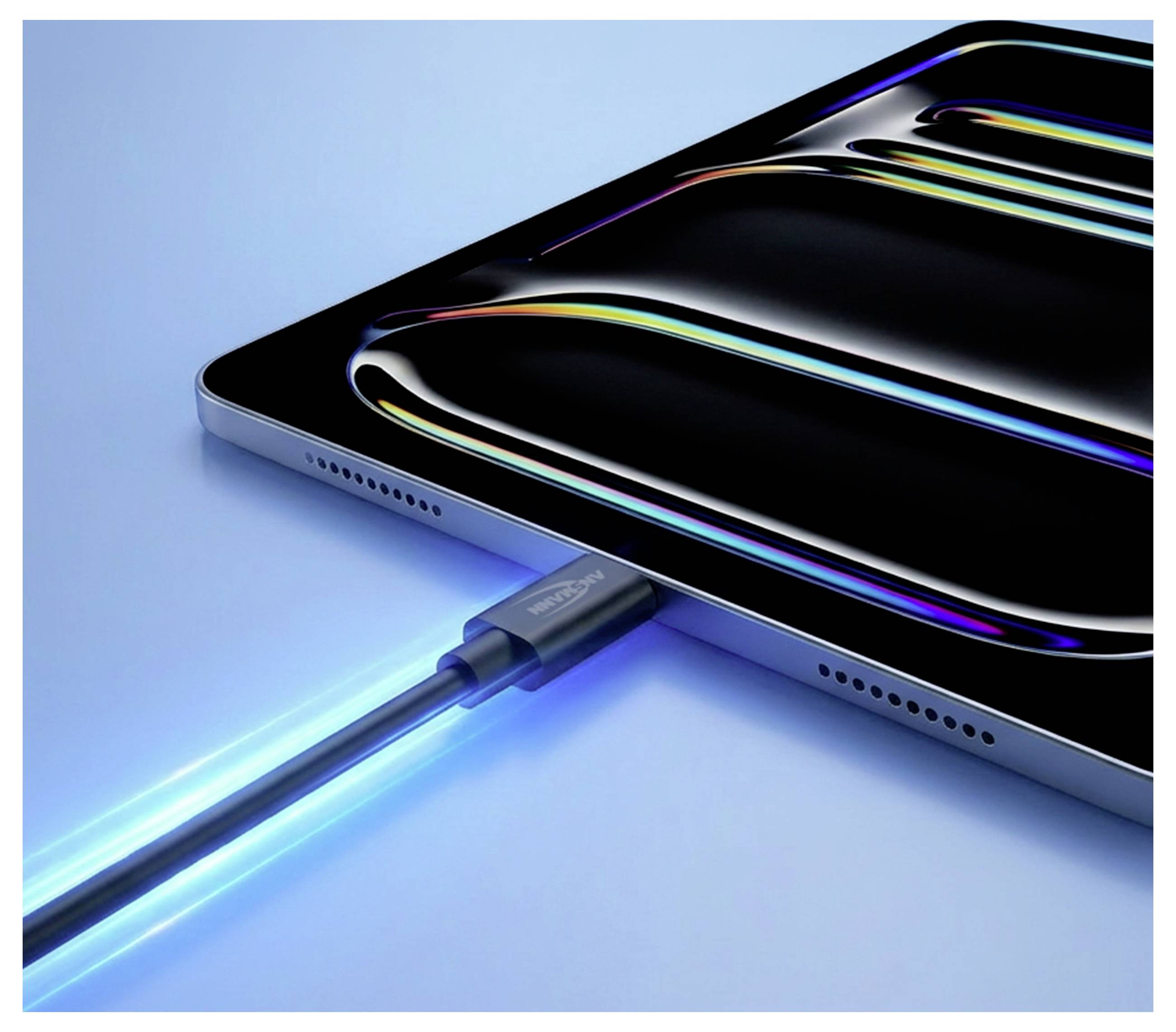 Nahaufnahme eines Tablets, das über ein angeschlossenes USB-C-Kabel aufgeladen wird, mit leuchtenden blauen und regenbogenfarbenen Reflexionen auf dem Bildschirm.