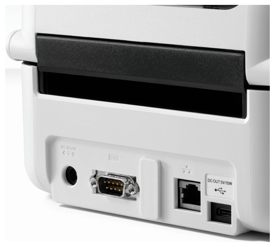 Nahaufnahme einer Geräterückseite mit Stromeingang, serieller Schnittstelle, Ethernet-Buchse und USB-C-Ausgang.