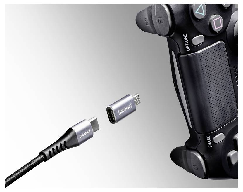 USB-C-Ladekabelstecker, ausgerichtet mit einem Ladeanschluss eines Spielecontrollers im PlayStation-Stil.