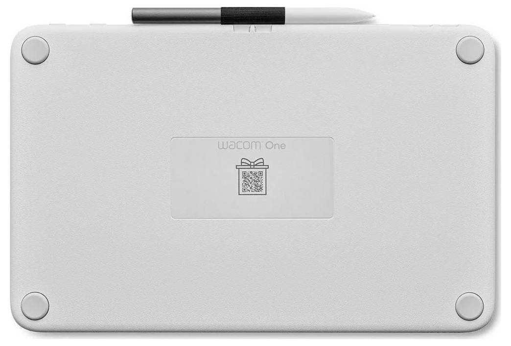 Unterseite eines silbernen Wacom One Zeichentabletts mit vier Gummifüßen, einem zentralen Produktetikett und einem Stift, der auf der oberen Kante aufliegt.