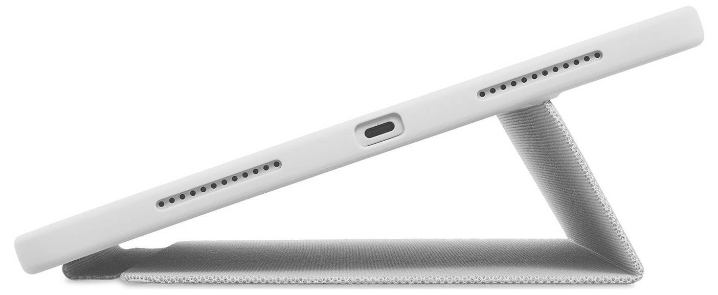 Weißes Tablet in einer Schutzhülle mit Klappetastatur, in einem Winkel aufgestellt, mit sichtbarem USB-C-Ladeanschluss an der hinteren Kante.
