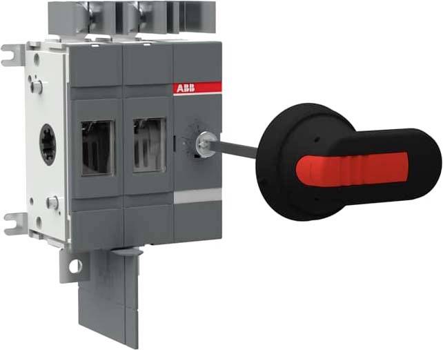 Industrieller ABB-Elektrotrennschalter mit rotem und schwarzem Drehgriff, montiert auf einer grauen Schalttafel.